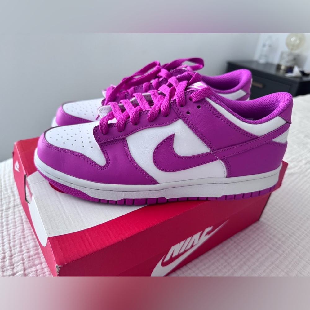 Nike dunk low BG size 7Y grade school